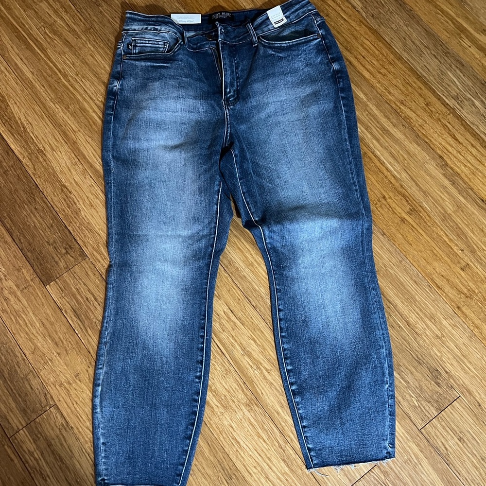 NWT Judy Blue High Rise crop w/slight distress